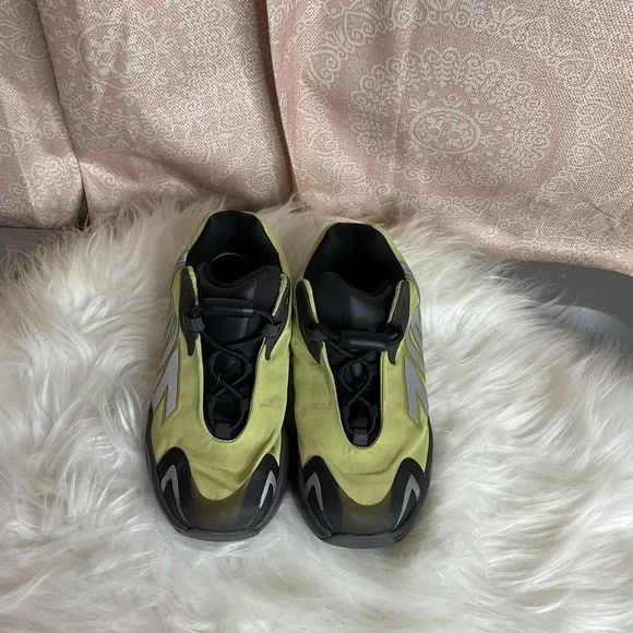 Yeezy Boost 700 MNVN ‘resin’ - Picture 2 of 6